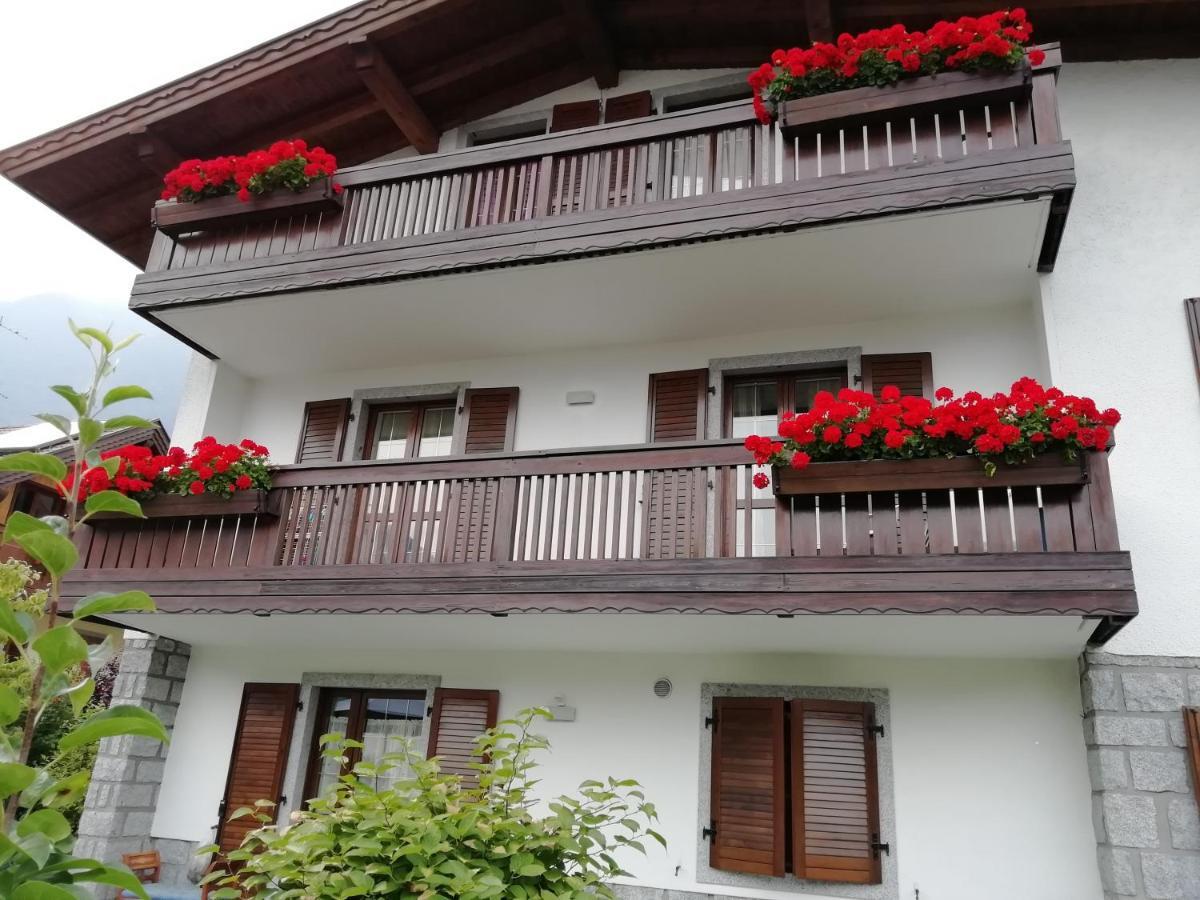 Appartamento Con Giardino Carisolo Exterior photo